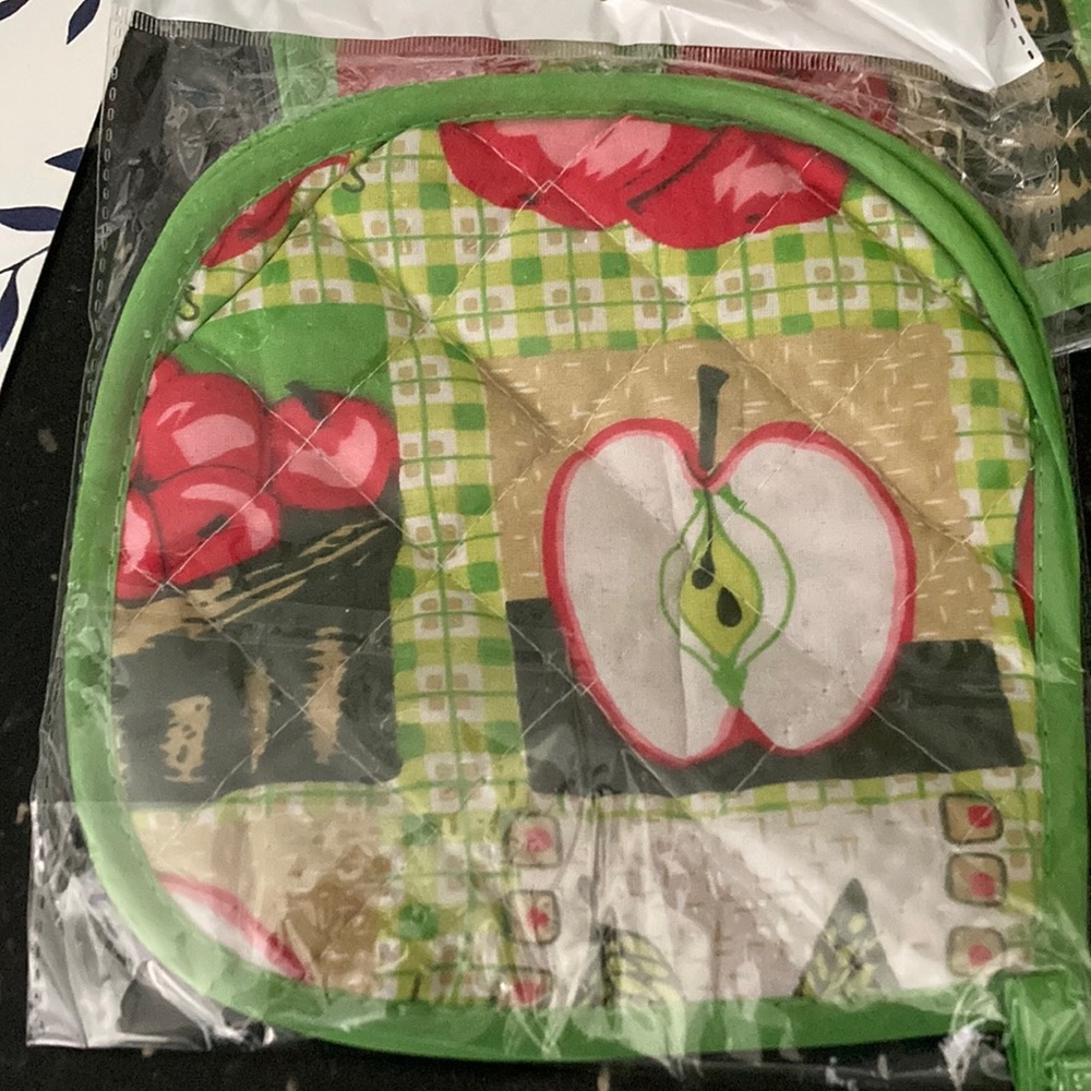 New 2 pkgs of pot holders (2 in each pkg)